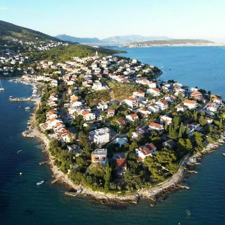 A 4 W Shared Pool And Balcony Near The Appartement Seget Vranjica