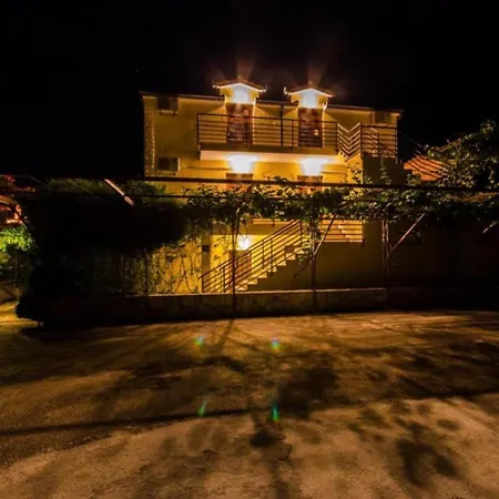 A 4 W Shared Pool And Balcony Near The