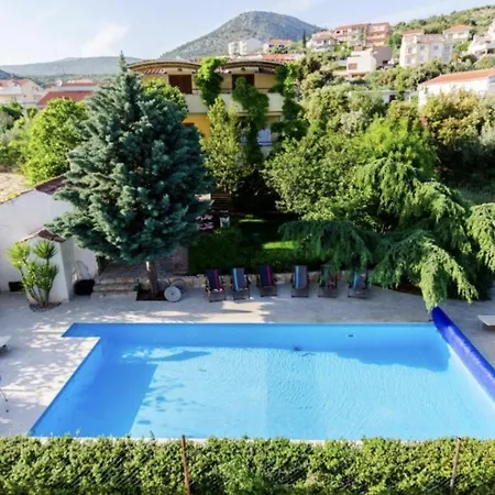 A 4 W Shared Pool And Balcony Near The