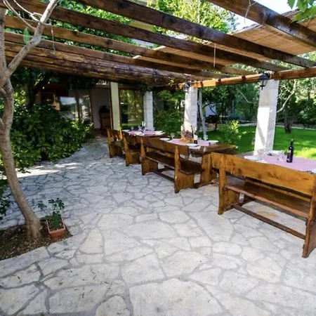 A 4 W Shared Pool And Balcony Near The Appartement Seget Vranjica