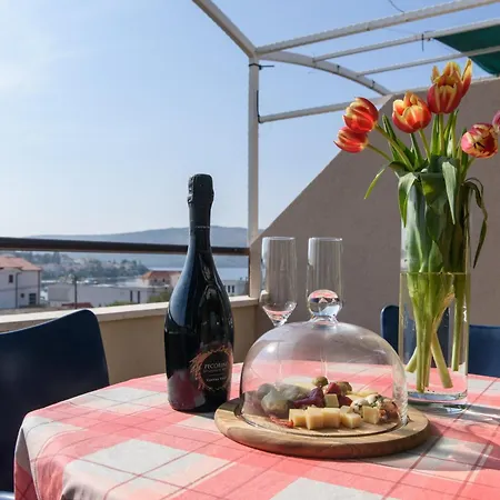 A 4 W Shared Pool And Balcony Near The Apartment *