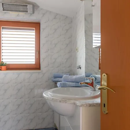 Appartement A 4 W Shared Pool And Balcony Near The Seget Vranjica